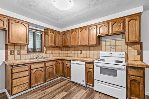 Tiny photo for 1846 Hart Avenue, Medford, OR 97501 (MLS # 220213024)