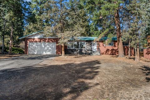 Photo of 1410 NW Saginaw Avenue, Bend, OR 97703 (MLS # 220211738)