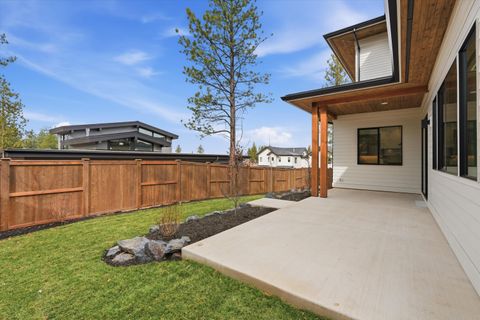 Tiny photo for 62621 NW Mt Hood Drive, Bend, OR 97703 (MLS # 220215024)