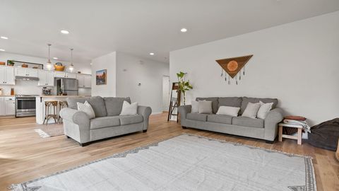 Tiny photo for 61648 Gemini Way, Bend, OR 97702 (MLS # 220212299)