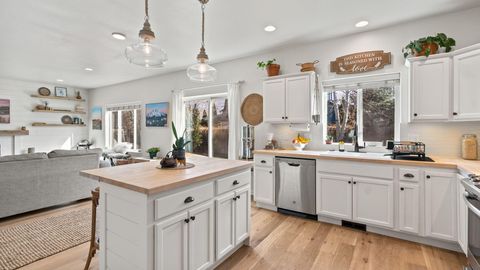 Tiny photo for 61648 Gemini Way, Bend, OR 97702 (MLS # 220212299)