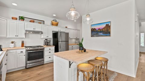 Tiny photo for 61648 Gemini Way, Bend, OR 97702 (MLS # 220212299)