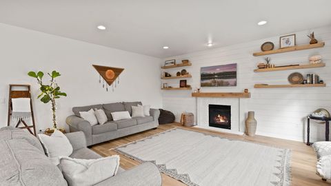 Tiny photo for 61648 Gemini Way, Bend, OR 97702 (MLS # 220212299)