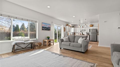 Tiny photo for 61648 Gemini Way, Bend, OR 97702 (MLS # 220212299)