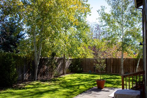 Tiny photo for 61648 Gemini Way, Bend, OR 97702 (MLS # 220212299)
