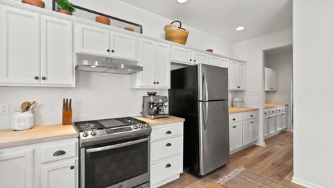 Tiny photo for 61648 Gemini Way, Bend, OR 97702 (MLS # 220212299)