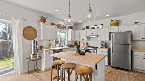 Tiny photo for 61648 Gemini Way, Bend, OR 97702 (MLS # 220212299)