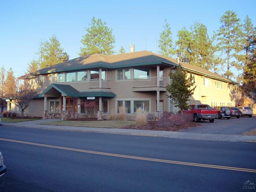 Suite 107. Several multi-use spaces available, starting at $250/month. Tenant responsible for their insurance, janitorial, internet and phone. Create a place of Creativity and Productivity. Lessor paying traditional NNN charges, eager to collaborate with tenant on tenant improvements.