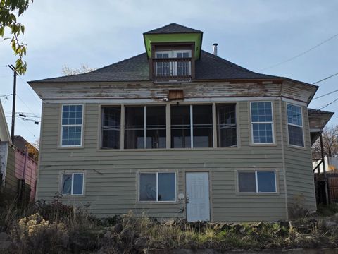 Photo of 302 W Main Street, Klamath Falls, OR 97601 (MLS # 220215300)