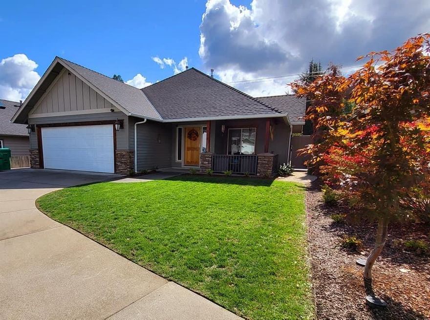 Location, modern style and end of a cul de sac is this craftsman home on SW David DR. Oversized parking, all paved to and from back of property to a covered patio, green grass and new vinyl fencing. Covered front porch is welcoming and relaxing. Enjoy vaulted ceilings, granite countertops, gas fireplace and open floor plan. Minutes to parks, shopping, hospital and Rogue River. Make your appt to see this one today!