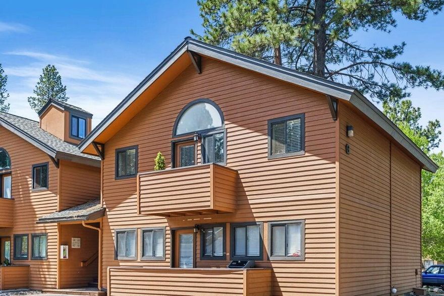 Short Term Rentals allowed at this Lovely Light and Bright Immaculate studio condo offering 2 sleeping Lofts with easy access. Soaring vaulted 20' high gabled ceilings gives the feeling a much larger space. Added bonuses are hardwood floors, upgraded appliances, and has its own balcony to soak up the sun and enjoy a BBQ.! Enjoy relaxing in the private pool and year-round hot tub or go off property and take a bike ride or walk the nearby trails to Sunriver Village. This condo is close to everything Sunriver has to offer including dining, shopping, and access to miles and miles of walking and biking trails! Its just a few minute drive to the Deschutes River and 20 minutes to Mt Bachelor. The HOA includes water, sewer, garbage, snow removal, landscaping, exterior building maintenance, pool & hot tub. It also has a laundry facility onsite. Parking is right outside the condo with easy access. It is vacant and just professionally cleaned - ready for you to move in!