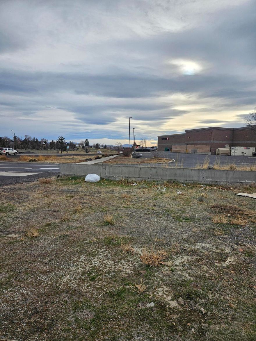 Perfect commercial lot in North Madras.  Just North of Safeway and easy to access.  Almost an acre of commercial property.  Locate on one of the first commercial lots as you enter Madras.