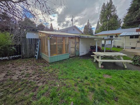 Tiny photo for 512 Pine Street, Rogue River, OR 97537 (MLS # 220213359)