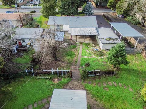 Tiny photo for 512 Pine Street, Rogue River, OR 97537 (MLS # 220213359)