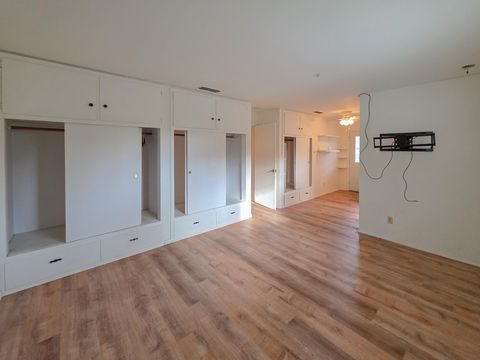 Tiny photo for 512 Pine Street, Rogue River, OR 97537 (MLS # 220213359)