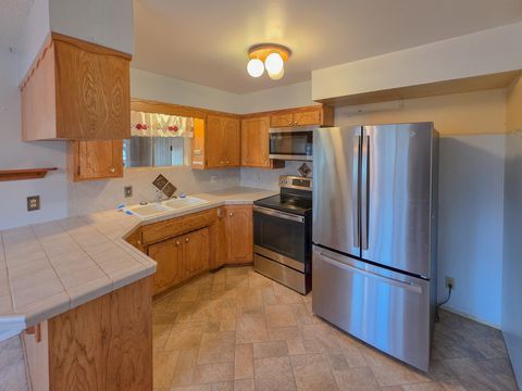 Tiny photo for 512 Pine Street, Rogue River, OR 97537 (MLS # 220213359)