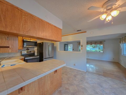 Tiny photo for 512 Pine Street, Rogue River, OR 97537 (MLS # 220213359)