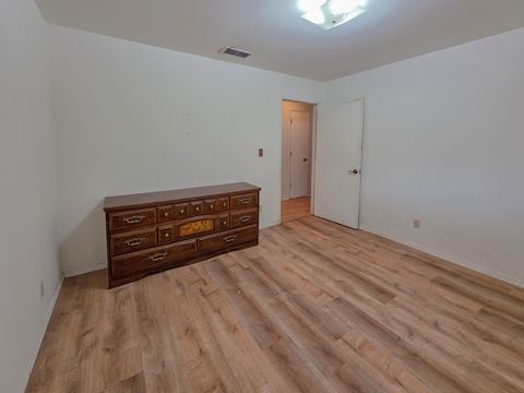 Tiny photo for 512 Pine Street, Rogue River, OR 97537 (MLS # 220213359)