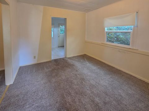 Tiny photo for 512 Pine Street, Rogue River, OR 97537 (MLS # 220213359)
