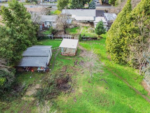 Tiny photo for 512 Pine Street, Rogue River, OR 97537 (MLS # 220213359)
