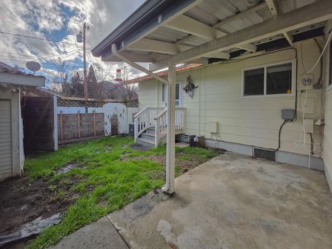Tiny photo for 512 Pine Street, Rogue River, OR 97537 (MLS # 220213359)