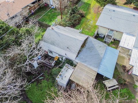 Tiny photo for 512 Pine Street, Rogue River, OR 97537 (MLS # 220213359)