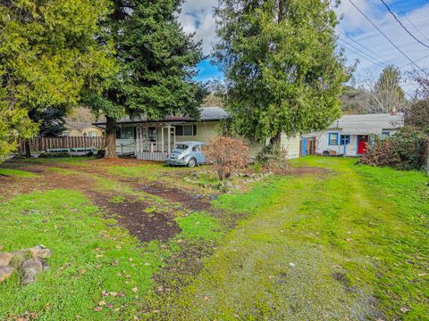 Tiny photo for 512 Pine Street, Rogue River, OR 97537 (MLS # 220213359)