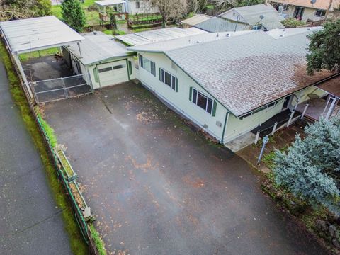 Tiny photo for 512 Pine Street, Rogue River, OR 97537 (MLS # 220213359)