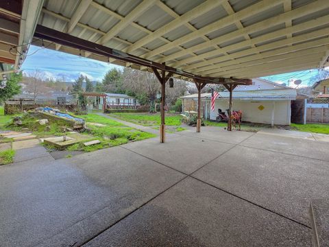 Tiny photo for 512 Pine Street, Rogue River, OR 97537 (MLS # 220213359)