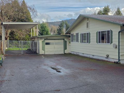 Tiny photo for 512 Pine Street, Rogue River, OR 97537 (MLS # 220213359)