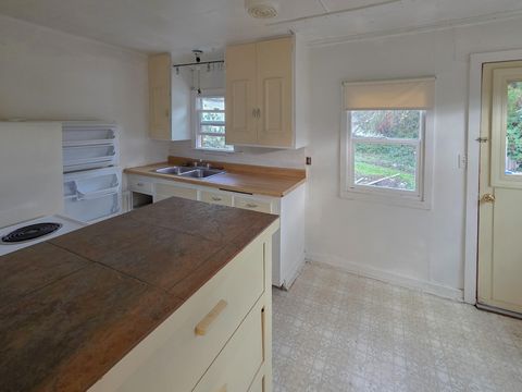 Tiny photo for 512 Pine Street, Rogue River, OR 97537 (MLS # 220213359)