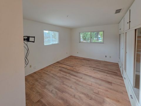 Tiny photo for 512 Pine Street, Rogue River, OR 97537 (MLS # 220213359)