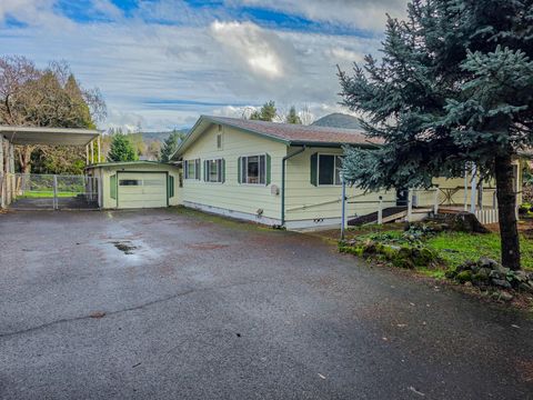 Tiny photo for 512 Pine Street, Rogue River, OR 97537 (MLS # 220213359)