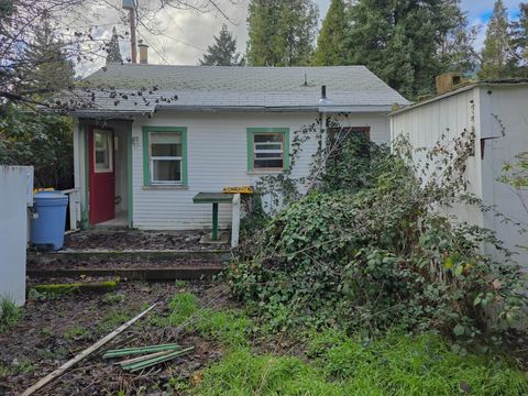 Tiny photo for 512 Pine Street, Rogue River, OR 97537 (MLS # 220213359)