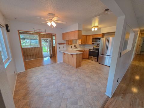 Tiny photo for 512 Pine Street, Rogue River, OR 97537 (MLS # 220213359)