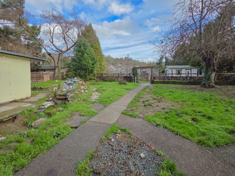 Tiny photo for 512 Pine Street, Rogue River, OR 97537 (MLS # 220213359)