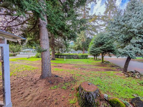 Tiny photo for 512 Pine Street, Rogue River, OR 97537 (MLS # 220213359)