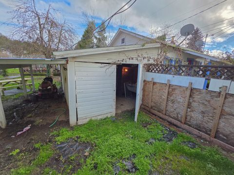 Tiny photo for 512 Pine Street, Rogue River, OR 97537 (MLS # 220213359)