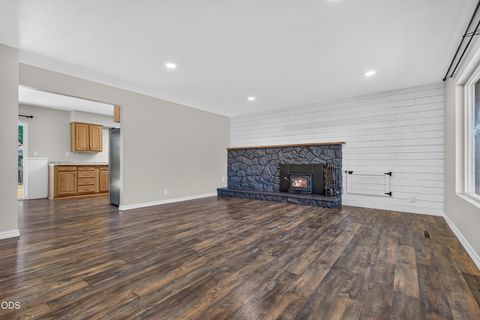 Tiny photo for 2425 E McAndrews Road, Medford, OR 97504 (MLS # 220223690)