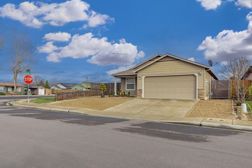 One Owner - Single level home located in White City.  3 bedrooms, 2 bathroom. Vaulted ceilings, granite counters with an open feel.  Large primary suite with and oversized walk-in closet,  new interior paint, and a fresh updated easy maintenance yard.  
*NO Homeowner Association Dues.