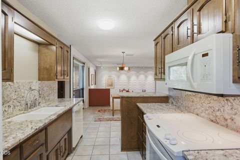 Tiny photo for 1325 NW Lawnridge Avenue, Grants Pass, OR 97526 (MLS # 220222893)