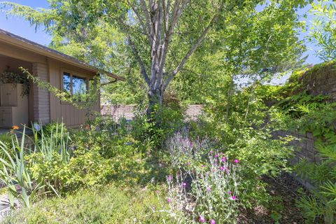 Tiny photo for 1325 NW Lawnridge Avenue, Grants Pass, OR 97526 (MLS # 220222893)