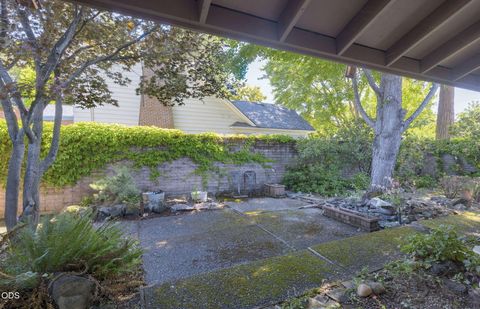 Tiny photo for 1325 NW Lawnridge Avenue, Grants Pass, OR 97526 (MLS # 220222893)