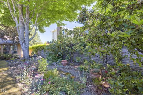 Tiny photo for 1325 NW Lawnridge Avenue, Grants Pass, OR 97526 (MLS # 220222893)