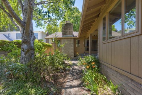 Tiny photo for 1325 NW Lawnridge Avenue, Grants Pass, OR 97526 (MLS # 220222893)