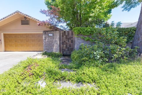 Photo of 1325 NW Lawnridge Avenue, Grants Pass, OR 97526 (MLS # 220222893)
