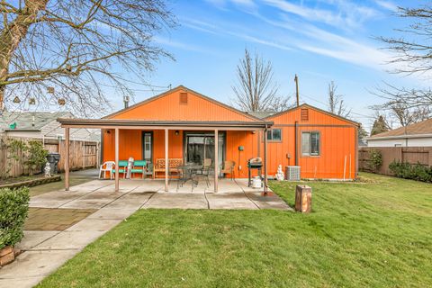 Tiny photo for 925 Winchester Avenue, Medford, OR 97501 (MLS # 220213582)