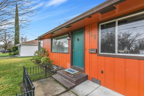 Tiny photo for 925 Winchester Avenue, Medford, OR 97501 (MLS # 220213582)
