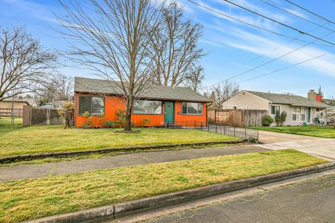 Photo of 925 Winchester Avenue, Medford, OR 97501 (MLS # 220213582)