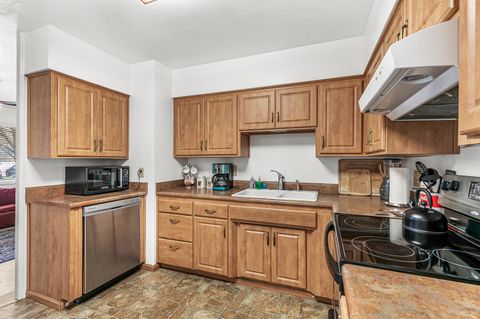 Tiny photo for 925 Winchester Avenue, Medford, OR 97501 (MLS # 220213582)